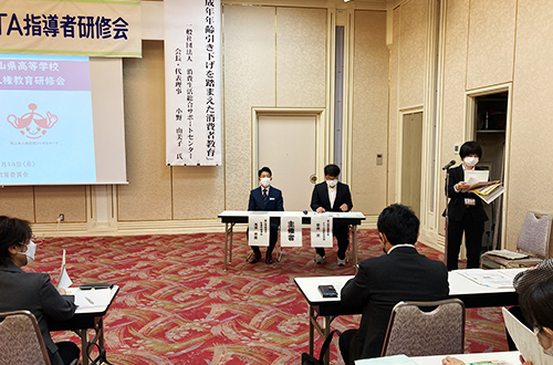 【開会行事】左側 滝澤県生涯学習課長、右側 菊地県高Ｐ連会長